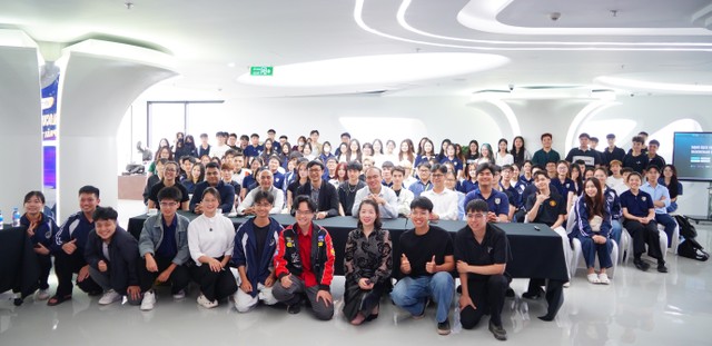 Không khí trao đổi diễn ra sôi nổi, cởi mở của sinh viên VNU-IS đối với cơ hội nghề nghiệp, kỹ năng cần chuẩn bị và cách lựa chọn đúng hướng đi trong lĩnh vực blockchain.