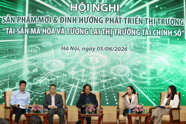 Các diễn giả thảo luận tại hội nghị.