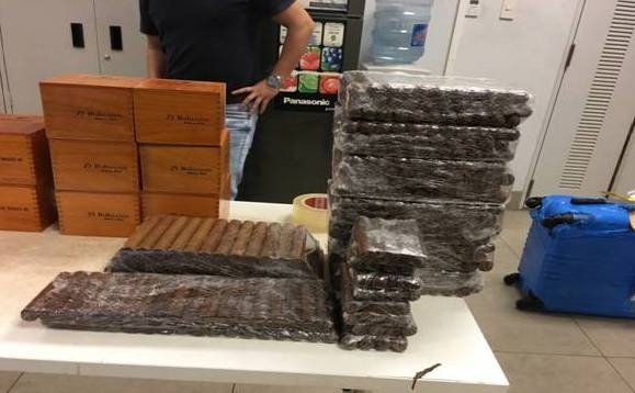 Bắt giữ 15 kiện hàng xì gà vận chuyển trái phép tại Sân bay Nội Bài ảnh 1