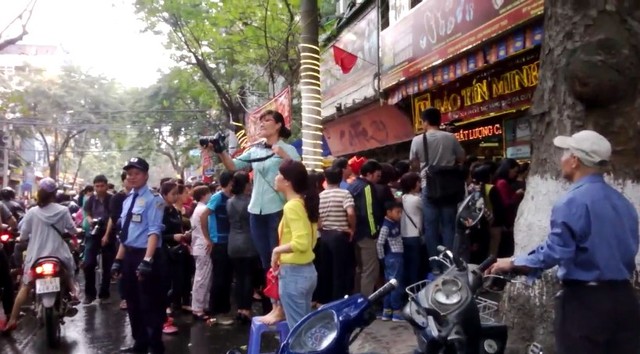 Người dân xếp hàng mua vàng ngày Vía Thần Tài ảnh 2 Người dân xếp hàng mua vàng ngày Vía Thần Tài ảnh 2