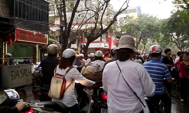 Người dân xếp hàng mua vàng ngày Vía Thần Tài ảnh 1 Người dân xếp hàng mua vàng ngày Vía Thần Tài ảnh 1