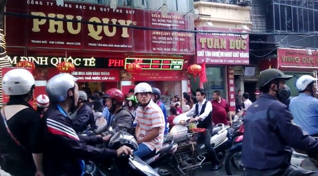 Người dân xếp hàng mua vàng ngày Vía Thần Tài ảnh 3 Người dân xếp hàng mua vàng ngày Vía Thần Tài ảnh 3