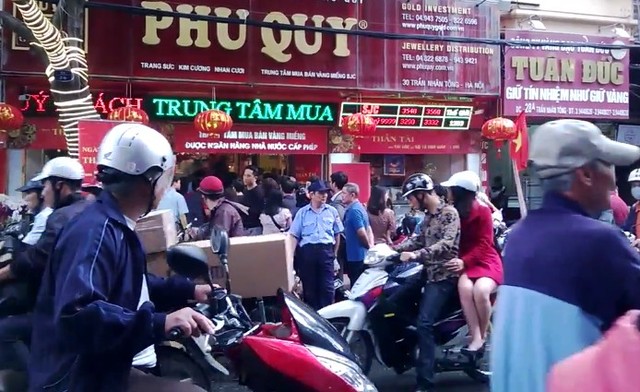 Người dân xếp hàng mua vàng ngày Vía Thần Tài ảnh 4 Người dân xếp hàng mua vàng ngày Vía Thần Tài ảnh 4