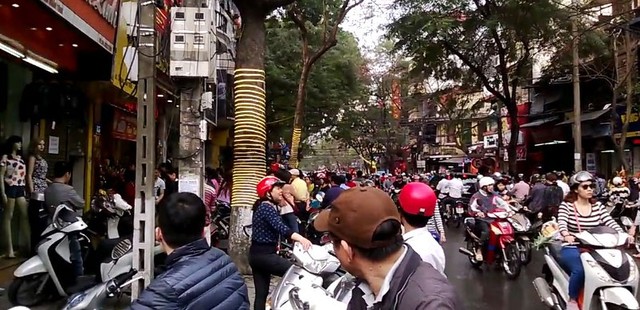 Người dân xếp hàng mua vàng ngày Vía Thần Tài ảnh 6 Người dân xếp hàng mua vàng ngày Vía Thần Tài ảnh 6