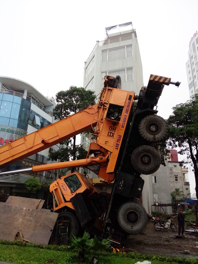 Hy hữu vụ đổ xe cẩu dài 40 m tại Khu đô thị mới Linh Đàm ảnh 2 Hy hữu vụ đổ xe cẩu dài 40 m tại Khu đô thị mới Linh Đàm ảnh 2