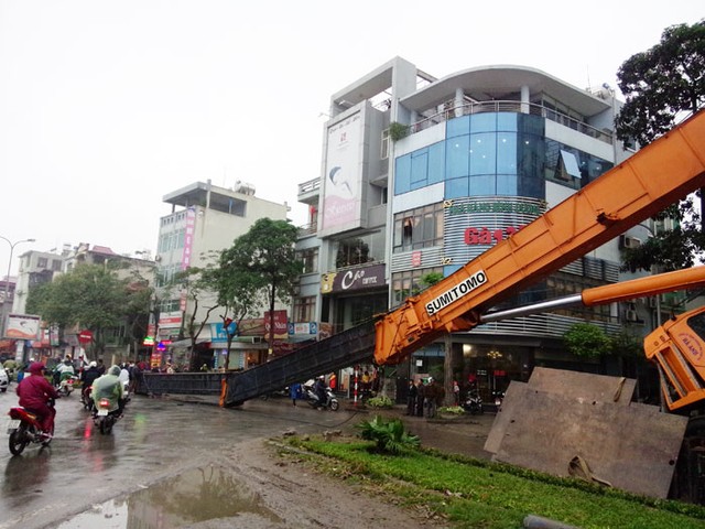 Hy hữu vụ đổ xe cẩu dài 40 m tại Khu đô thị mới Linh Đàm ảnh 3 Hy hữu vụ đổ xe cẩu dài 40 m tại Khu đô thị mới Linh Đàm ảnh 3