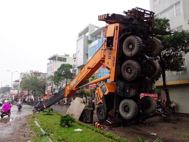 Hy hữu vụ đổ xe cẩu dài 40 m tại Khu đô thị mới Linh Đàm ảnh 4 Hy hữu vụ đổ xe cẩu dài 40 m tại Khu đô thị mới Linh Đàm ảnh 4