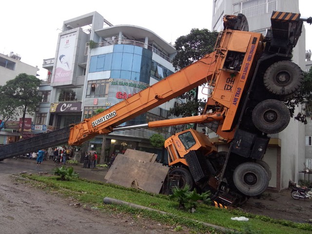 Hy hữu vụ đổ xe cẩu dài 40 m tại Khu đô thị mới Linh Đàm ảnh 5 Hy hữu vụ đổ xe cẩu dài 40 m tại Khu đô thị mới Linh Đàm ảnh 5