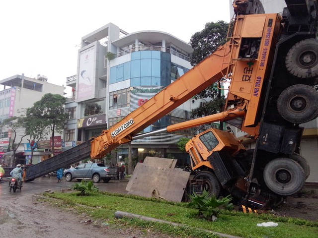 Hy hữu vụ đổ xe cẩu dài 40 m tại Khu đô thị mới Linh Đàm ảnh 6 Hy hữu vụ đổ xe cẩu dài 40 m tại Khu đô thị mới Linh Đàm ảnh 6