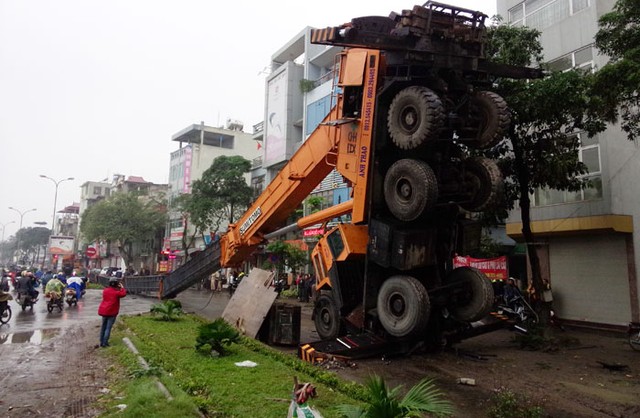 Hy hữu vụ đổ xe cẩu dài 40 m tại Khu đô thị mới Linh Đàm ảnh 7 Hy hữu vụ đổ xe cẩu dài 40 m tại Khu đô thị mới Linh Đàm ảnh 7