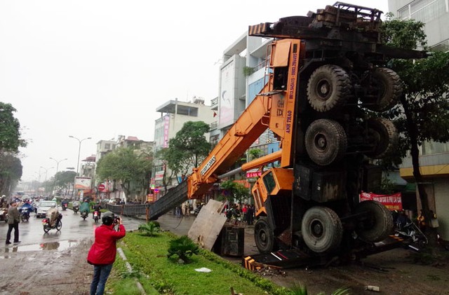 Hy hữu vụ đổ xe cẩu dài 40 m tại Khu đô thị mới Linh Đàm ảnh 8 Hy hữu vụ đổ xe cẩu dài 40 m tại Khu đô thị mới Linh Đàm ảnh 8