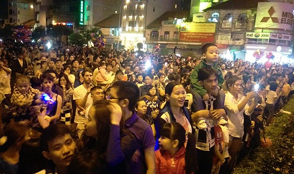 Người dân nô nức xem pháo hoa rực sáng ở TP HCM. Ảnh: Xuân Ngọc