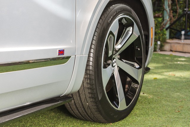  La-zăng 22 inch và biểu tượng quốc kỳ Anh trên sườn xe. 