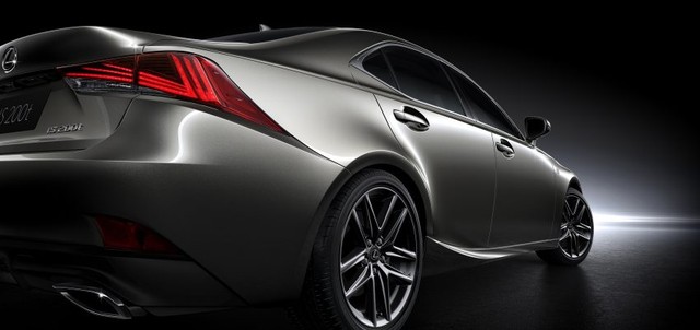  Ngoài ra, Lexus IS 2017 còn được trang bị bộ la-zăng 17 inch 10 chấu thiết kế mới. Cuối cùng là hai màu sơn ngoại thất mới, bao gồm xanh Deep Blue Mica và đen Graphite Black Glass Flake. 