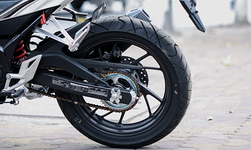 chi-tiet-honda-cbr150r-2016-dau-tien-o-ha-noi-8