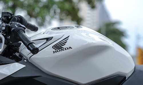 chi-tiet-honda-cbr150r-2016-dau-tien-o-ha-noi-3