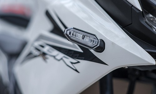 chi-tiet-honda-cbr150r-2016-dau-tien-o-ha-noi-4