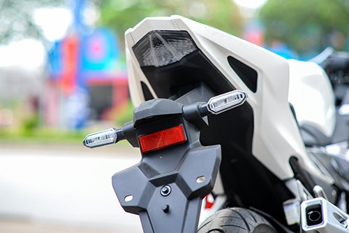 chi-tiet-honda-cbr150r-2016-dau-tien-o-ha-noi-7