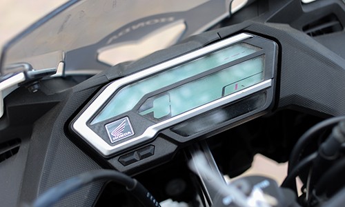 chi-tiet-honda-cbr150r-2016-dau-tien-o-ha-noi-1