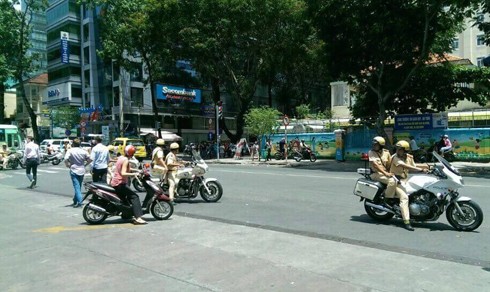 xe-tong-thong-my-tiep-nhien-lieu-o-trung-tam-sai-gon-5