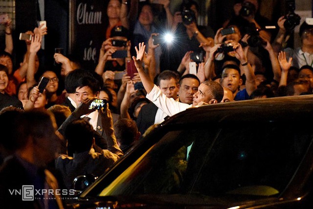 Hình ảnh Tổng thống Mỹ ăn bún chả và thân thiện với người dân Hà Nội ảnh 9