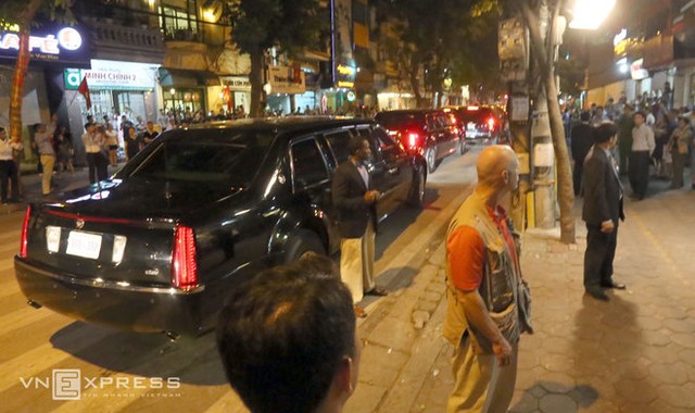 Hình ảnh Tổng thống Mỹ ăn bún chả và thân thiện với người dân Hà Nội ảnh 6