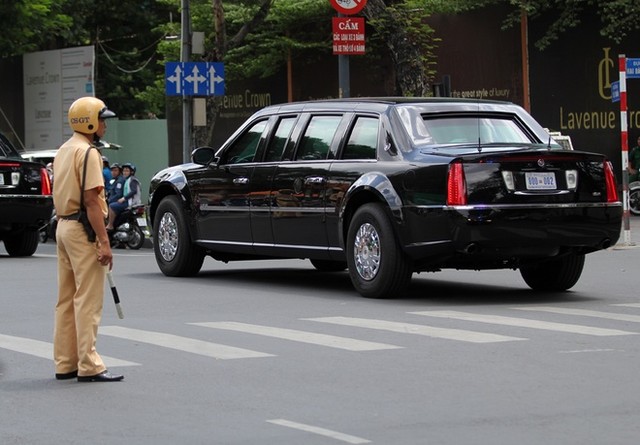 Limousine The Beast ra Tân Sơn Nhất đón Tổng thống Obama ảnh 2