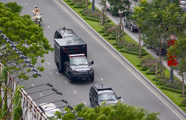 Limousine The Beast ra Tân Sơn Nhất đón Tổng thống Obama ảnh 9
