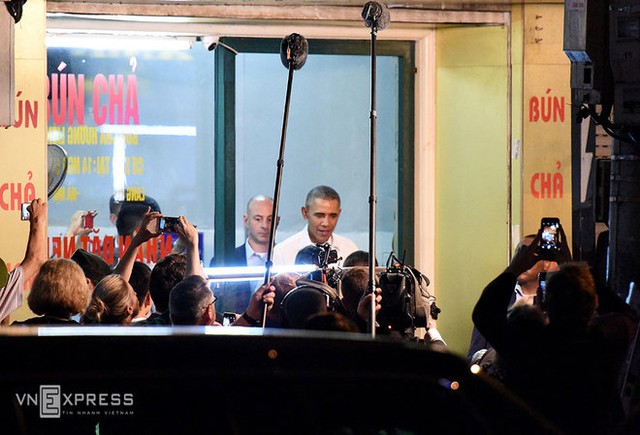 Hình ảnh Tổng thống Mỹ ăn bún chả và thân thiện với người dân Hà Nội ảnh 5