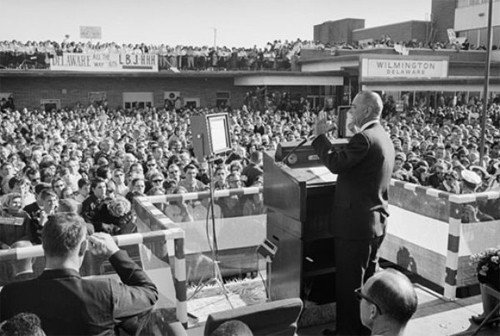 Cựu tổng thống MỹLyndon Johnson dùng máy nhắc chữ năm 1964. may-nhac-chu-phu-ta-dac-luc-cua-chinh-tri-gia-3