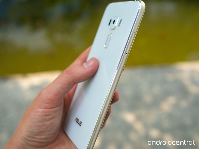 Ảnh thực tế smartphone RAM 6 GB đầu tiên của Asus