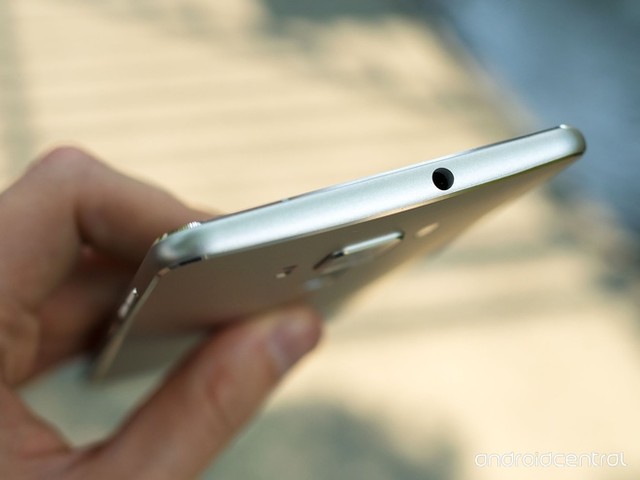 Ảnh thực tế smartphone RAM 6 GB đầu tiên của Asus