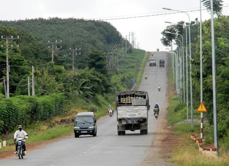  Việc vận chuyển bauxite bằng xe tải hạng nặng sẽ nhanh chóng làm quốc lộ 20 xuống cấp 