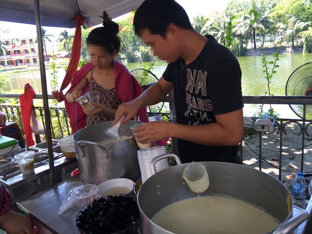 Theo đó, chủ hàng tào phớ phải làm việc không ngưng tay