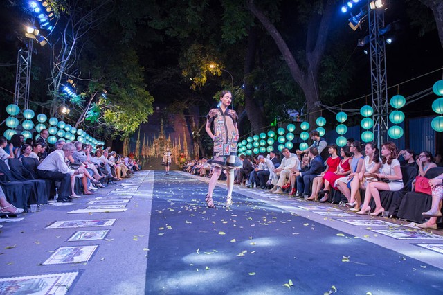 Cuốn hút màn trình diễn thời gian Ý trên đường phố Hà Nội ảnh 12 Cuốn hút màn trình diễn thời gian Ý trên đường phố Hà Nội ảnh 12