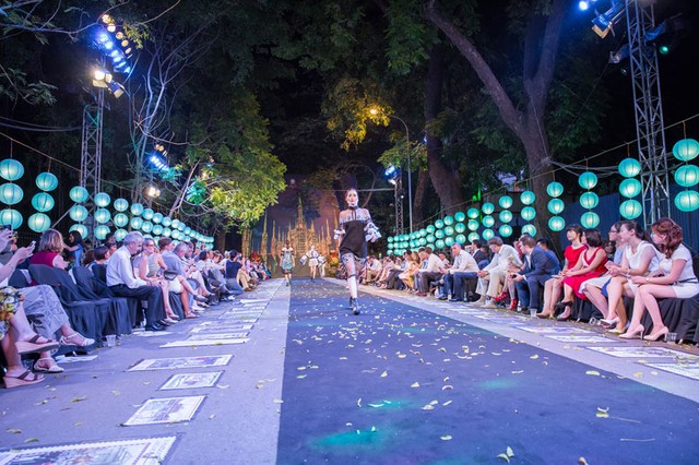 Cuốn hút màn trình diễn thời gian Ý trên đường phố Hà Nội ảnh 16 Cuốn hút màn trình diễn thời gian Ý trên đường phố Hà Nội ảnh 16