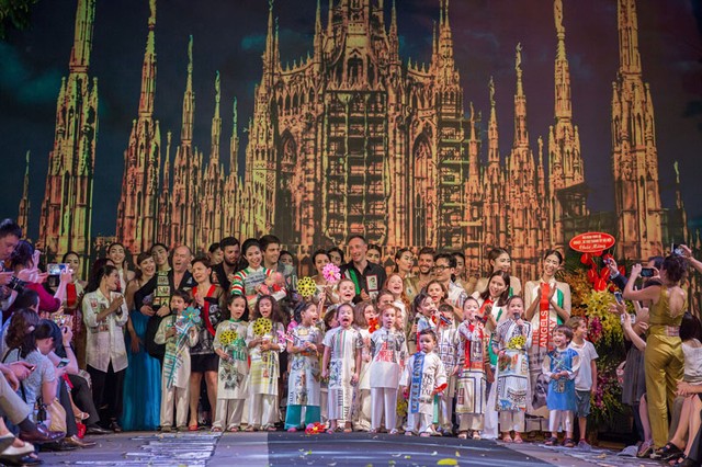 Cuốn hút màn trình diễn thời gian Ý trên đường phố Hà Nội ảnh 24 Cuốn hút màn trình diễn thời gian Ý trên đường phố Hà Nội ảnh 24