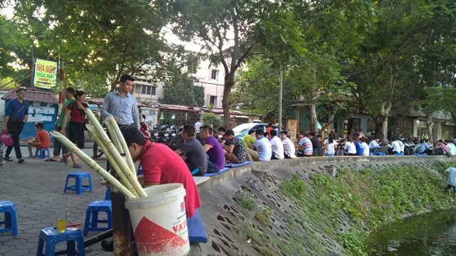 Trà đá, mía đá vỉa hè đắt khách ngày Hà Nội siêu nắng