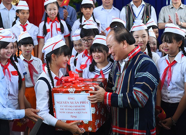 Thủ tướng tặng quà cho các cháu thiếu nhi xã N’Thol Hạ. Ảnh: VGP/Quang Hiếu