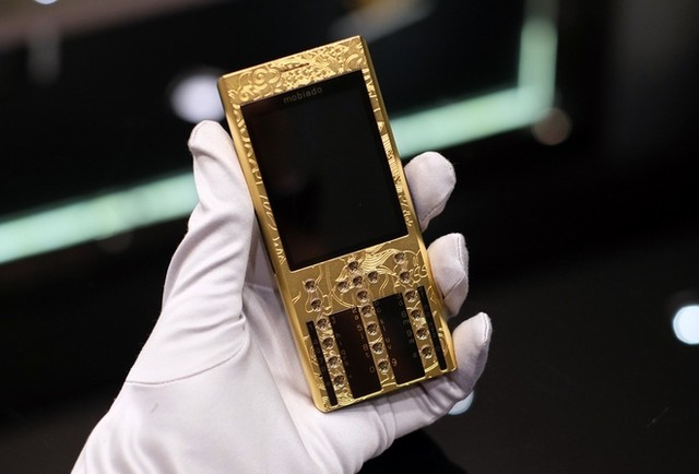Điện thoại mạ vàng 24K, khắc hình rồng giá 125 triệu đồng