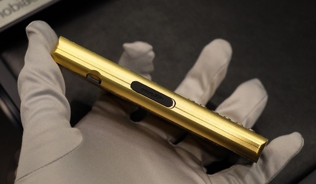 Điện thoại mạ vàng 24K, khắc hình rồng giá 125 triệu đồng