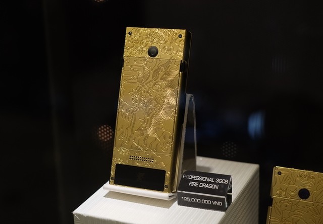 Điện thoại mạ vàng 24K, khắc hình rồng giá 125 triệu đồng