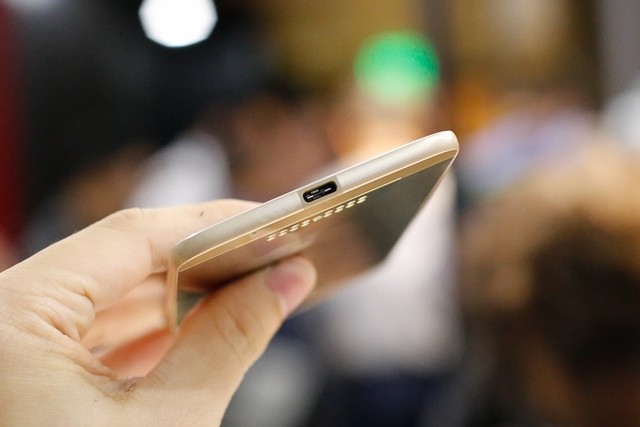 Moto Z - smartphone siêu mỏng biến hoá được phần cứng