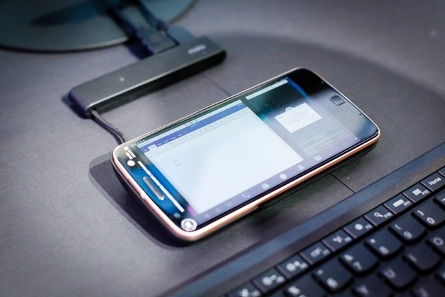 Moto Z - smartphone siêu mỏng biến hoá được phần cứng