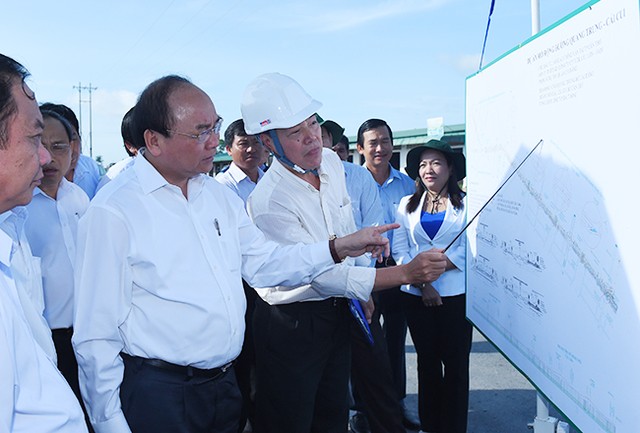 Thủ tướng khảo sát dự án mở rộng đường Quang Trung - Cái Cui. Ảnh: VGP/Quang Hiếu
