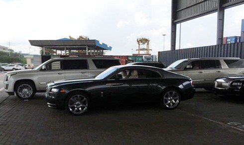 Siêu xe 'chạy thuế' chưa từng có tại Việt Nam ảnh 3 sieu-xe-chay-thue-lien-tuc-khui-container-o-cang-sai-gon-2