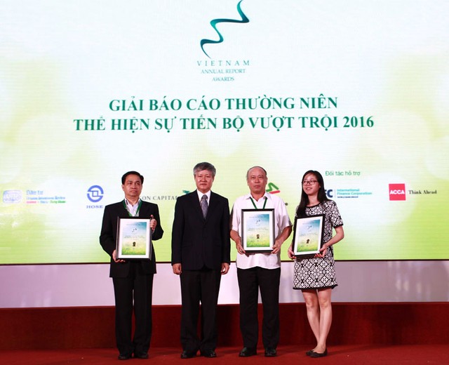 Những hình ảnh đẹp tại Lễ trao giải Báo cáo thường niên tốt nhất 2016 ảnh 8 Những hình ảnh đẹp tại Lễ trao giải Báo cáo thường niên tốt nhất 2016 ảnh 8