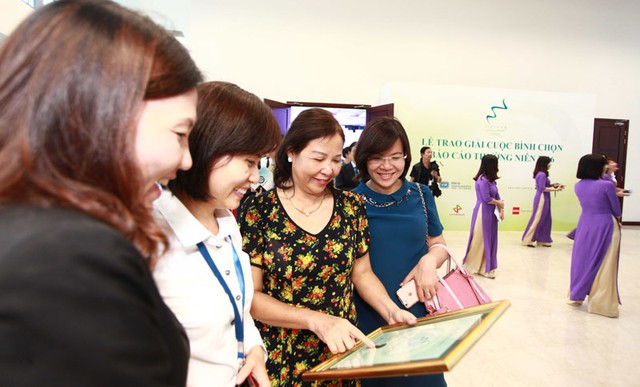 Những hình ảnh đẹp tại Lễ trao giải Báo cáo thường niên tốt nhất 2016 ảnh 15 Những hình ảnh đẹp tại Lễ trao giải Báo cáo thường niên tốt nhất 2016 ảnh 15