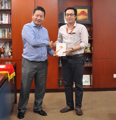 Nguyễn Ngọc Thuận là 1 trong 100 cá nhân xuất sắc của FPT năm 2015, vinh dự được chủ tịch FPT Trương Gia Bình trao tặng sách Top 100