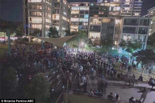 Người dân ở tòa nhà Rhodes, Sydney (Australia) phát điên vì hàng trăm người tụ tập để săn Pokemon gần đó.